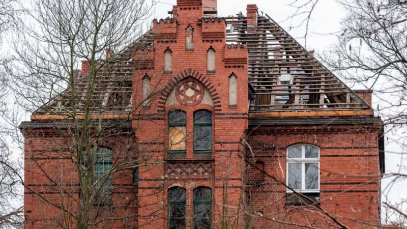 Wrocław. Pod dachówkami apteki szpitalnej, usytuowanej w kompleksie klinicznym, kryły się poniemieckie dokumenty