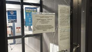 Grodków: Rzucił kamieniem w komisariat. Tłumaczył się, że nie pamięta