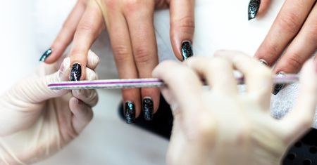 Prowadzi salon kosmetyczny. "Klientki potrafią mieć pod paznokciami resztki obiadu sprzed kilku dni"