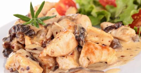 Na obiad często serwuję kurczaka w sosie pieczarkowym. Moja rodzina co chwilę prosi o to danie