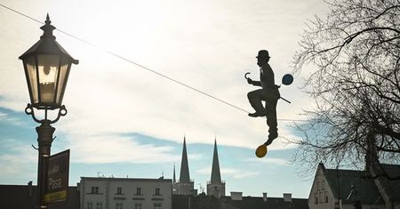 Częstochowa. Stary Rynek w nowej odsłonie, rozpoczął się montaż rzeźb balansujących