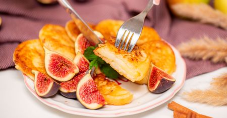 Puszyste pancakes z jabłkiem. Szybki przepis na słodkości bez krojenia w kostkę i ścierania