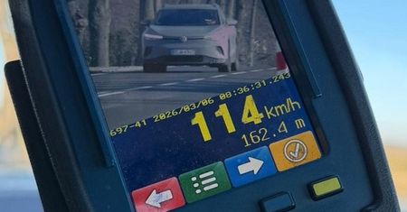 2000 zł mandatu i utrata prawa jazdy. 46-latka jechała 114 km/h w terenie zabudowanym!