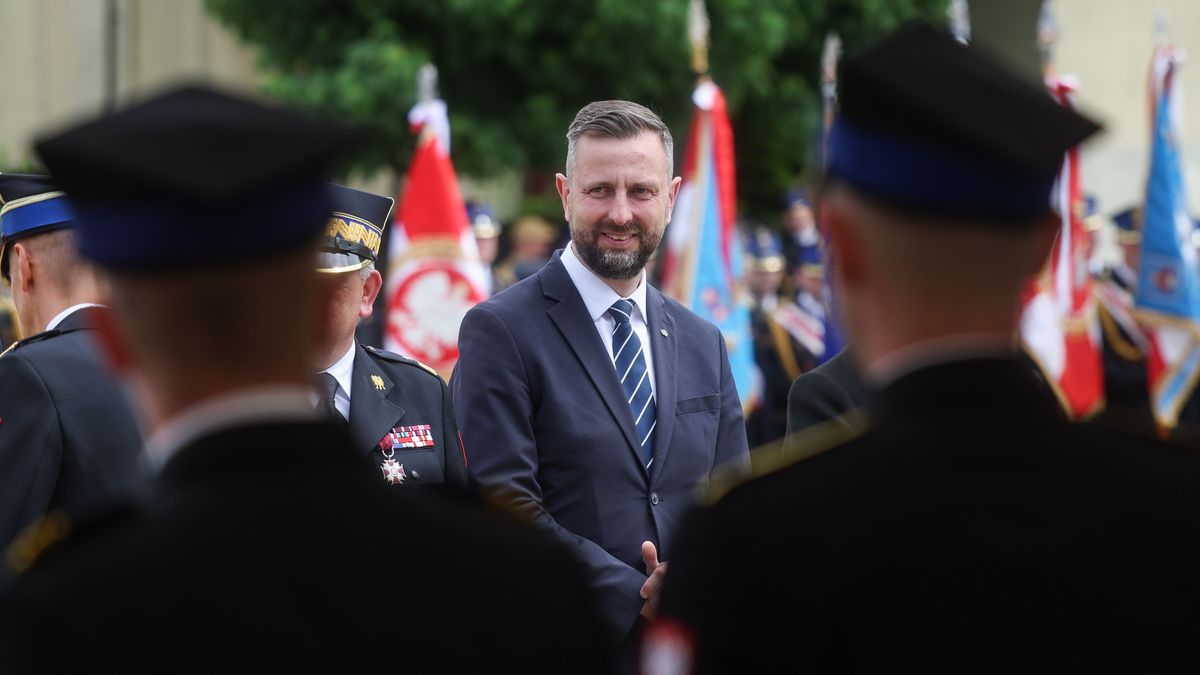 Brzesko, 24.05.2025. Wicepremier, szef MON Władysław Kosiniak-Kamysz (C) na Wojewódzkich Obchodach Dnia Strażaka połączonych z wręczeniem sztandaru dla Komendy Powiatowej Państwowej Straży Pożarnej, 24 bm. w Brzesku. (amb) PAP/Łukasz Gągulski