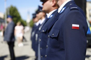 Dodatkowe pieniądze dla policjantów i pracowników Policji. Oto stawki i termin wypłaty