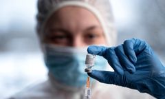 Afera szczepionkowa na WUM-ie. Tabloid dotarł do nocnej korespondencji. Nowe fakty