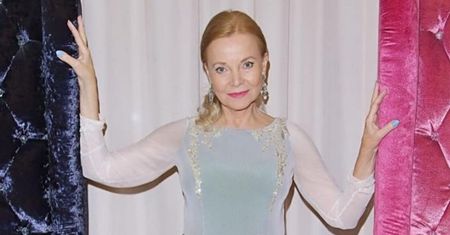 Sukienki dla 60-latek z wyprzedaży. Modele w stylu Laury Łącz kupisz teraz taniej niż kiedykolwiek
