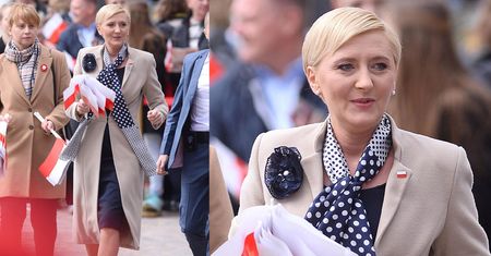 Uśmiechnięci Agata i Andrzej Duda rozdają chorągiewki podczas Święta Flagi Narodowej (ZDJĘCIA)