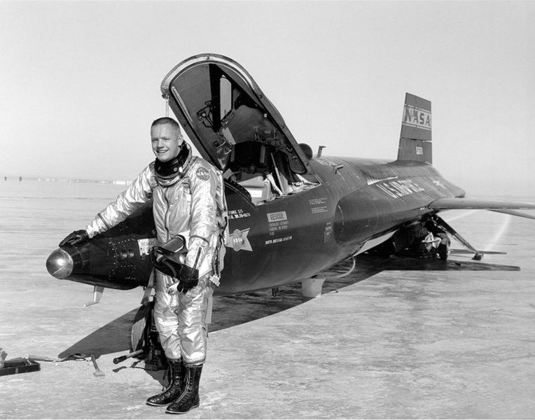 Neil Armstrong obok samolotu X-15 (Fot. Wikimedia Commons)