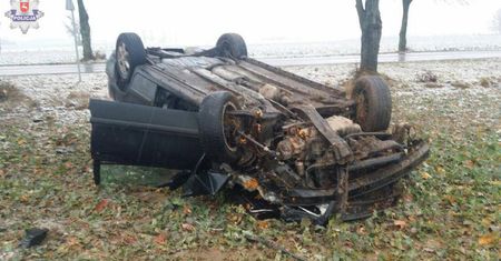 Pniówno: Stracił panowanie nad samochodem. Zjechał z drogi i dachował