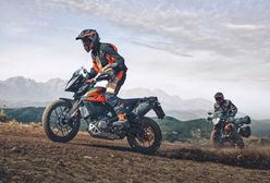 Mały podróżnik z nową elektroniką. KTM 390 Adventure ze zmianami na 2022 r.