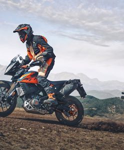 Mały podróżnik z nową elektroniką. KTM 390 Adventure ze zmianami na 2022 r.