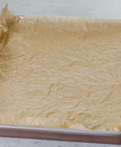 Gdzie wyrzucić papier do pieczenia? Nazwa może zmylić