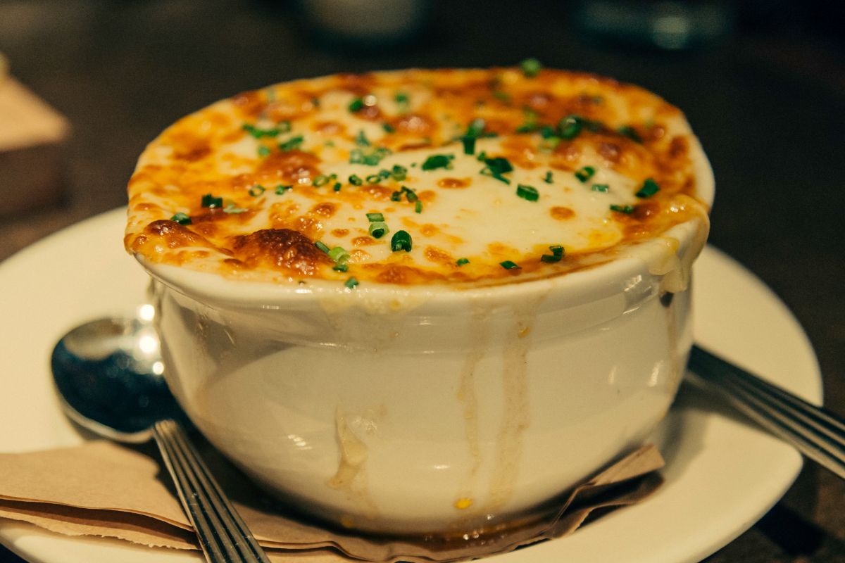 Zupa cebulowa to klasyka kuchni francuskiej. Magda Gessler wie, jak ją przyrządzać!
