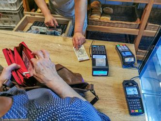 Polacy na wakacjach wybierają gotówkę. Takie będą limity płatności