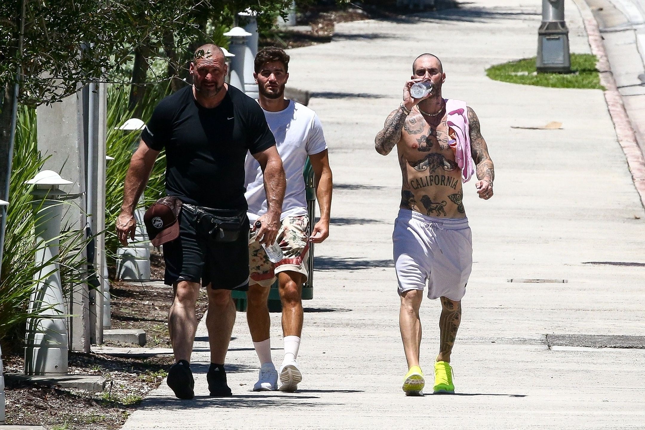 Adam Levine bez koszulki paraduje po Miami