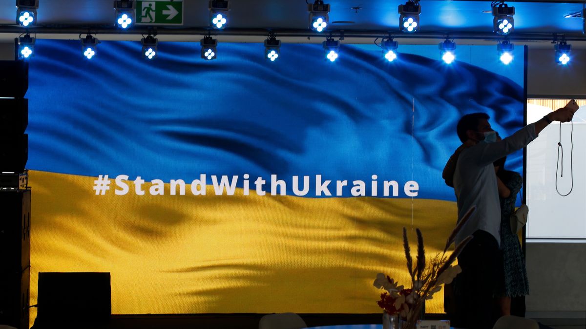 epa09796520 A couple poses for a photo at the Ukrainian pavilion during the EXPO 2020 Dubai, United Arab Emirates, 02 March 2022. The expo runs through 31 March 2022.  EPA/ALI HAIDER Dostawca: PAP/EPA.