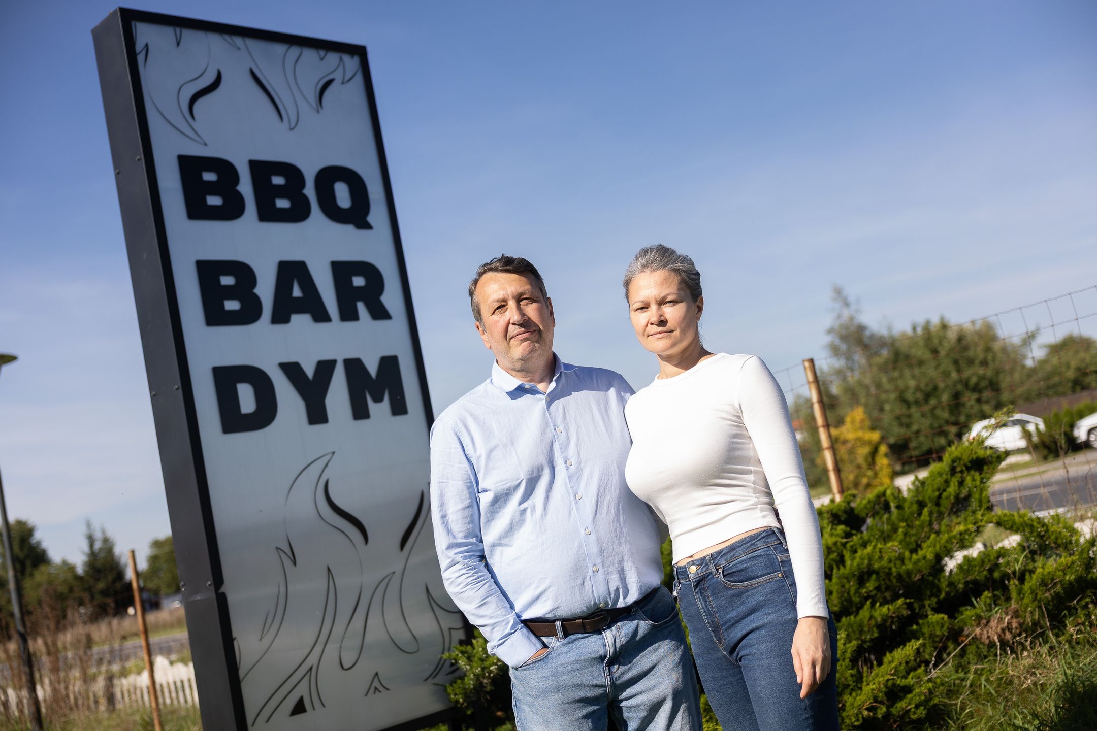 BBQ Bar DYM działa przy drodze krajowej nr 80 w Czarnowie.