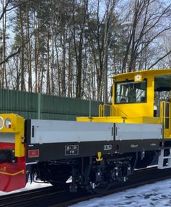 Warszawa. Drezyny schodzą do podziemi. 25-tonowa "włoszka" potrzebna w metrze