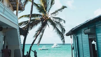 Dwoje turystów martwych na rajskiej wyspie. Zmarli we śnie