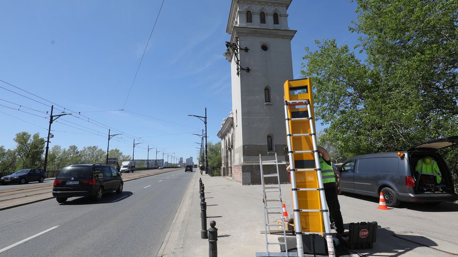 Warszawa. Prace montażowe związane z instalacją fotoradarów na moście Poniatowskiego