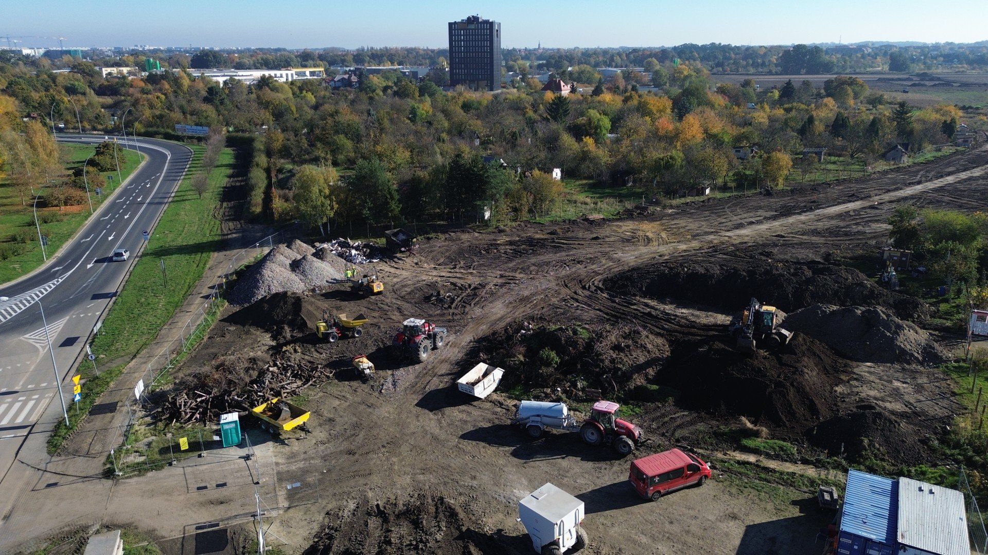 Trwają prace przy budowie brakującego odcinka Wschodniej Obwodnicy Wrocławia. Teren budowy i korytarz drogi doskonale widać z al. Karkonoskiej, od węzła bielańskiego.