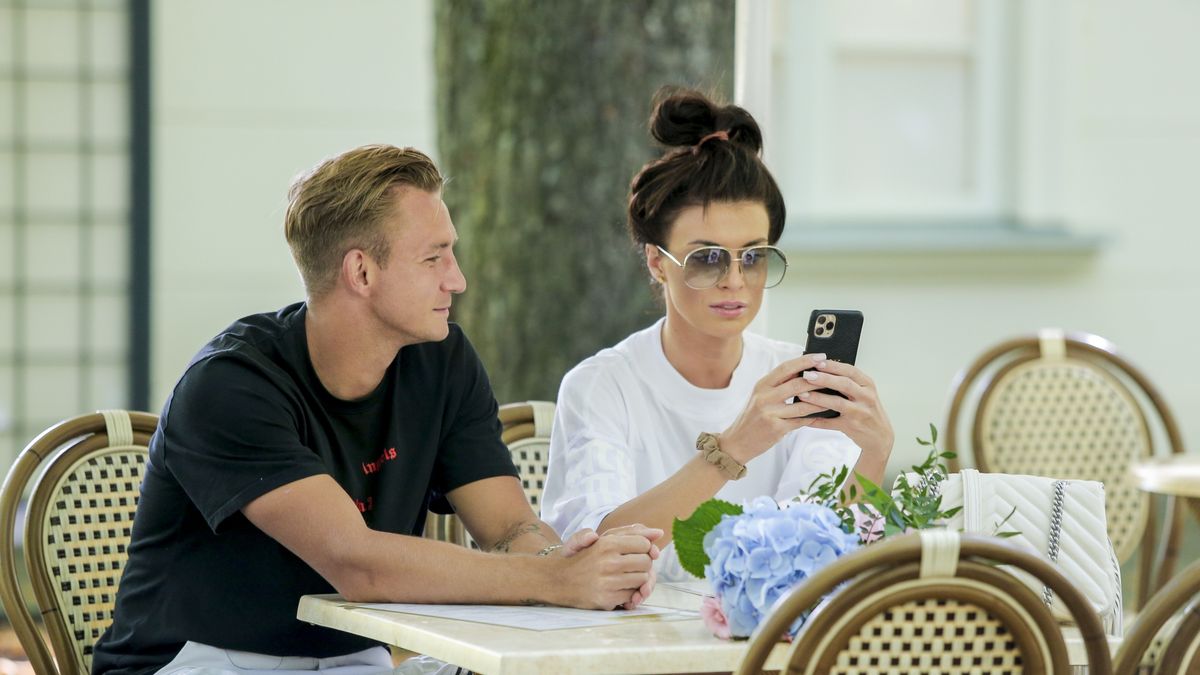 Jakub Rzeźniczak i Magdalena Stępień - romantyczny spacer, fot. AKPA