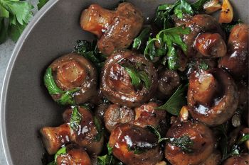 Podsmażam pieczarki i zalewam tym płynem. Smakują jeszcze lepiej niż leśne grzyby