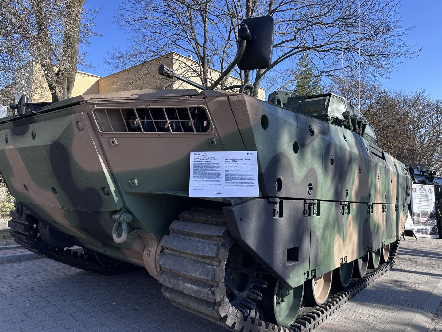 Do największych ciekawostek wśród sprzętu wojskowego wystawionego przed halą należy bojowy wóz piechoty Borsuk, który dojechał z Huty Stalowa Wola.