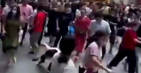 Panika w Chinach. Chyboczący się drapacz chmur przeraził mieszkańców - nagranie
