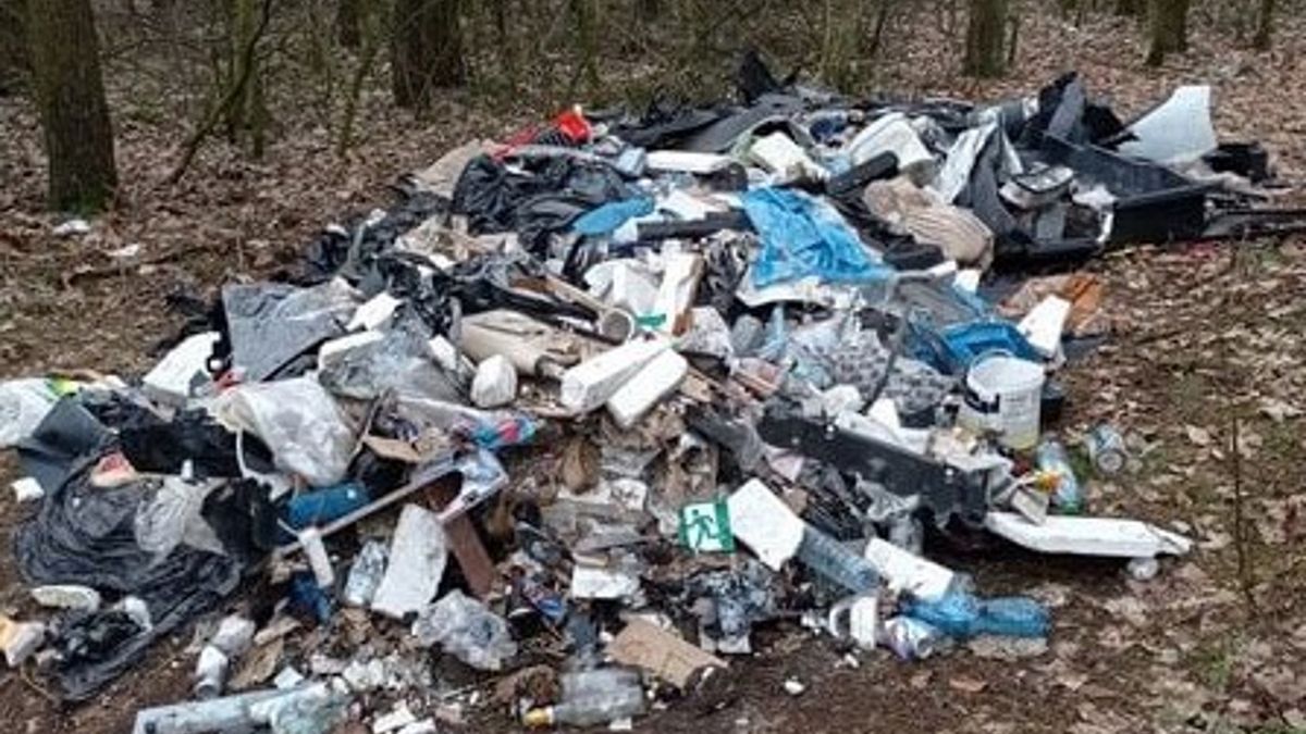 33-latek wywoził śmieci do lasu. 