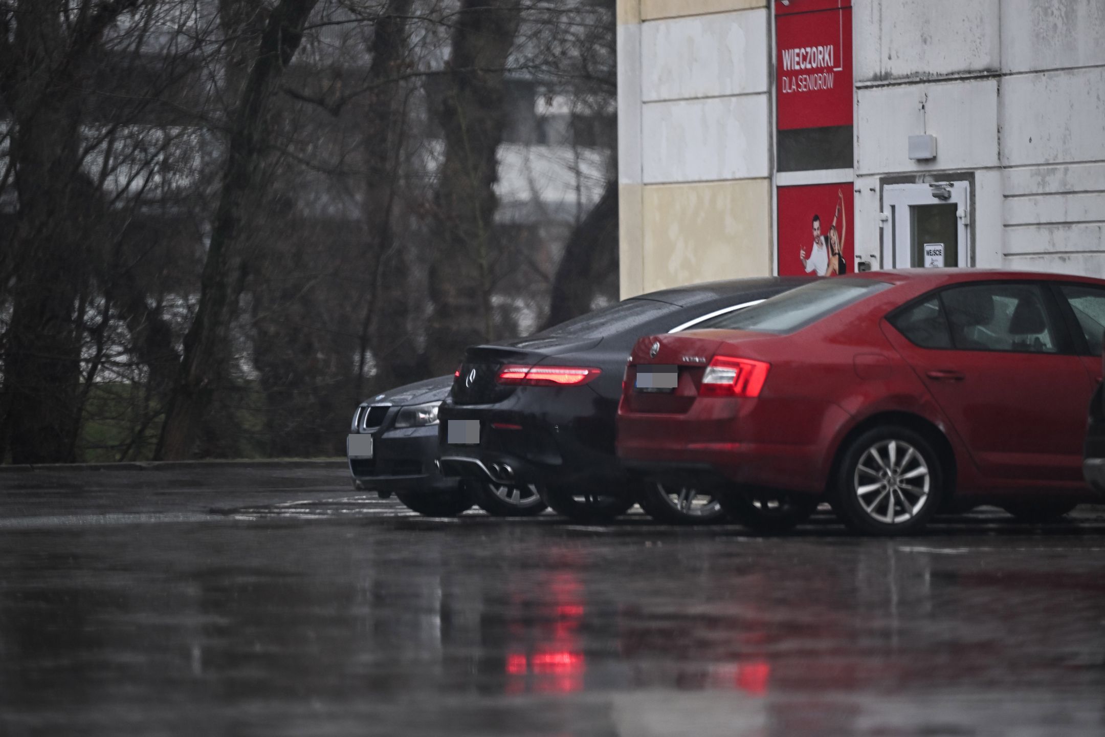 Grażyna Szapołowska mknie w strugach deszczu na trening do "TzG"