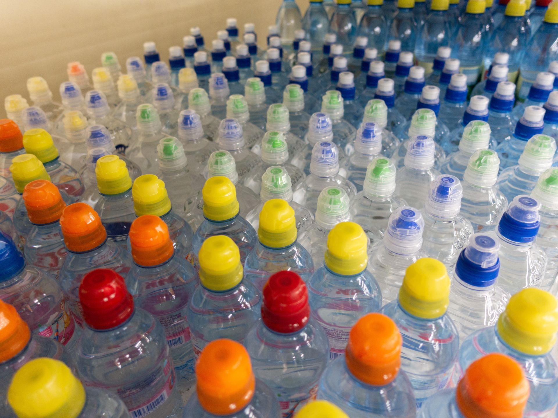 Sięgając po wody owocowe wybierajmy produkty z jak najkrótszym składem 