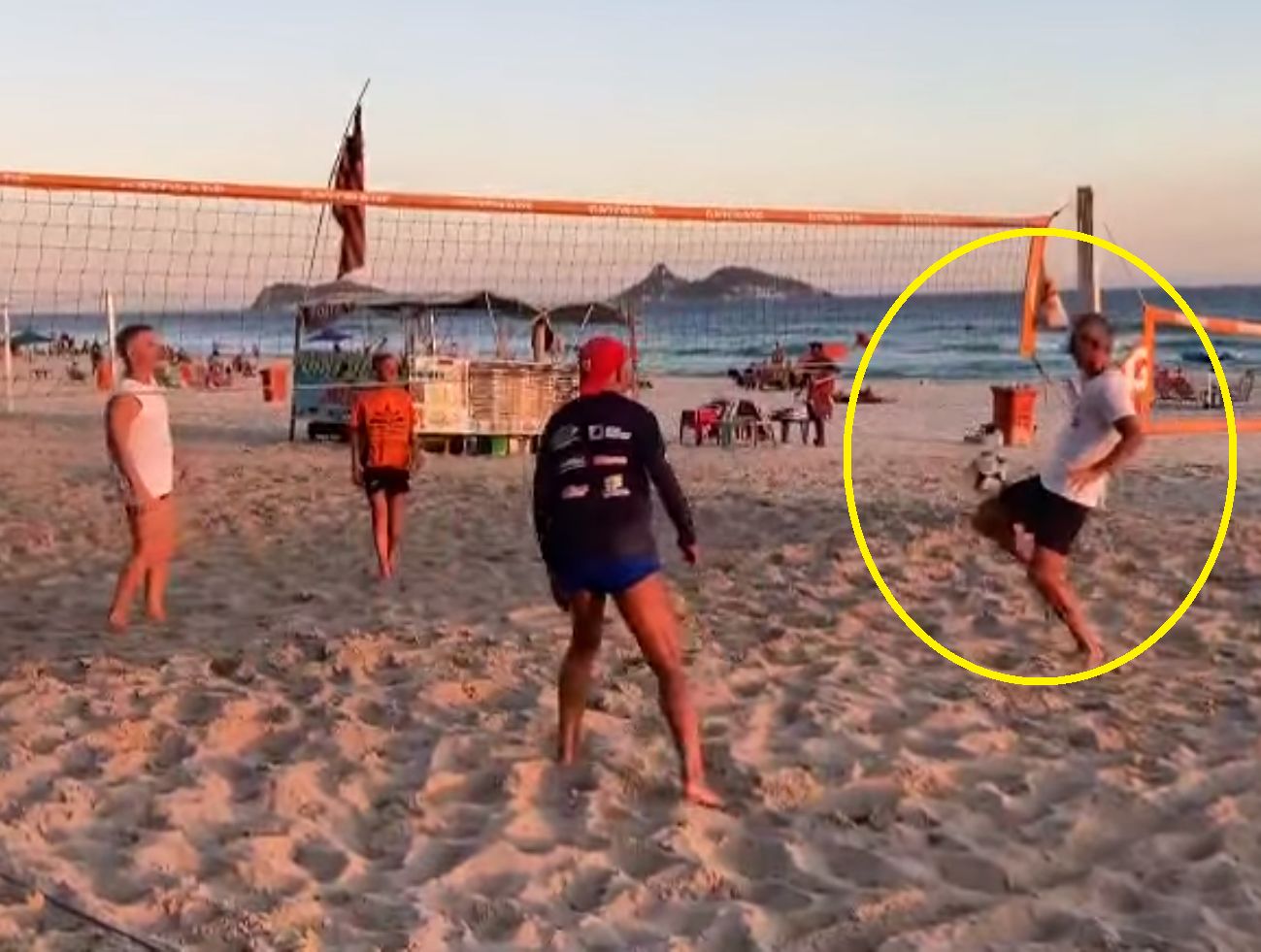 Paulo Sousa podczas gry na plaży (screen)