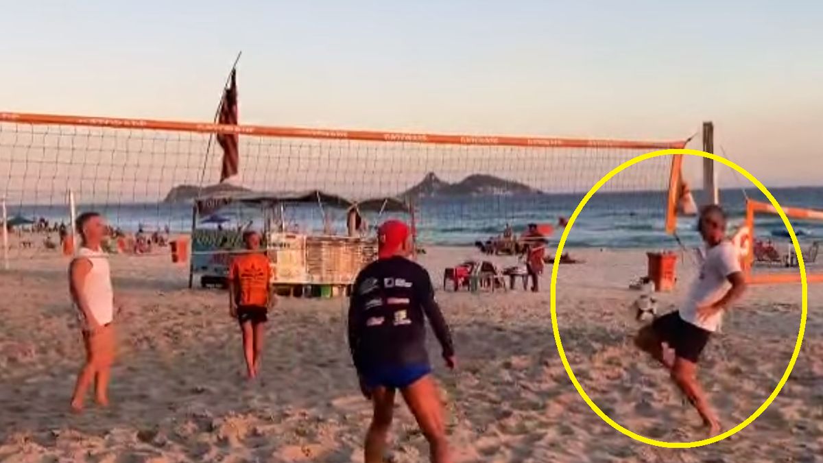 Paulo Sousa podczas gry na plaży (screen)