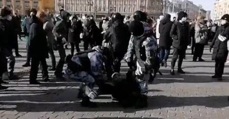 Protesty w Rosji. Krzyczeli "nie wojnie". Nagle wbiegli policjanci