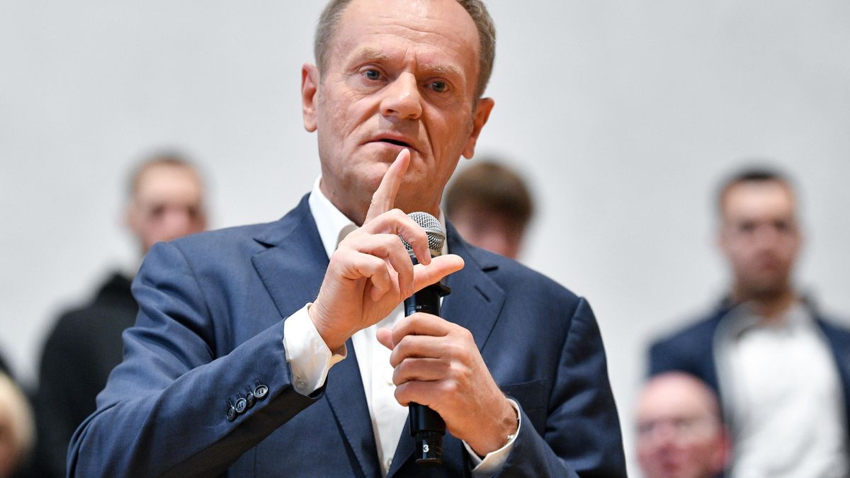 Donald Tusk
Sandomierz, 05.11.2022. Przewodnicz�cy Platformy Obywatelskiej Donald Tusk (C) podczas spotkania z mieszka�cami Sandomierza, 5 bm. (pp/awol) PAP/Piotr Polak
Piotr Polak
mieszka�cy, objazd kraju, Platforma Obywatelska, PO, polityk, polityka, spotkanie, wizyta, wyborcy, zwolennicy