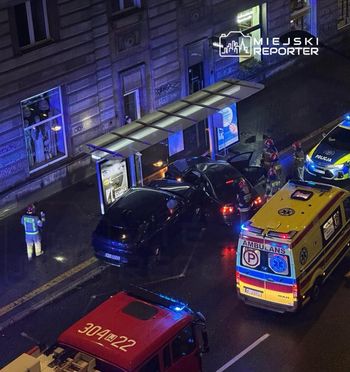 Warszawa: BMW zderzyło się Land Roverem. Pojazdy wylądowały na przystanku autobusowym. Dwie osoby zostały ranne