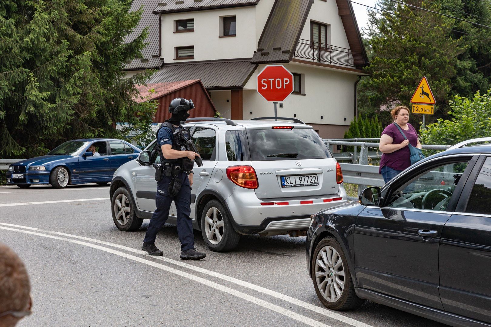 W Starej Wsi pod Limanową stacjonują setki policjantów