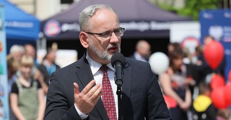 90 mln zł "ucywilizowanie sanepidów". Minister rozdawał czeki
