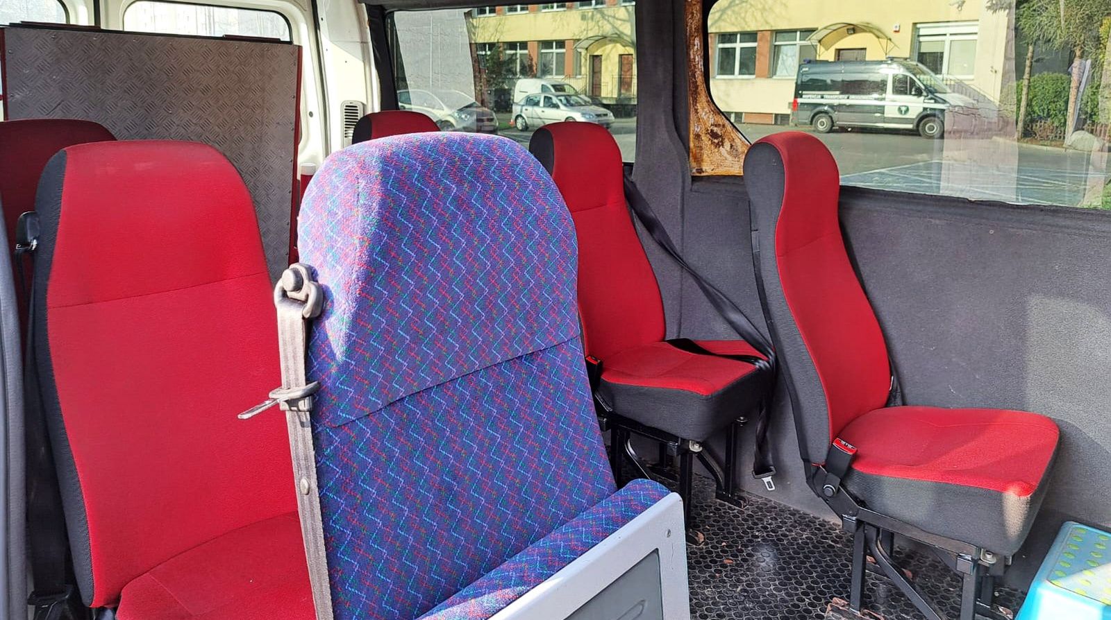 Bus przewożący niepełnosprawne dzieci do szkoły