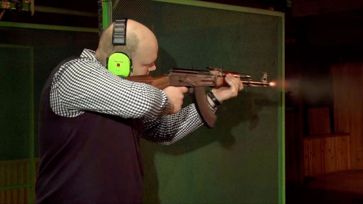 AK-47, miotacz ognia i zamrożona cola, czyli ekstremalne testy wytrzymałościowe smartfonów 1