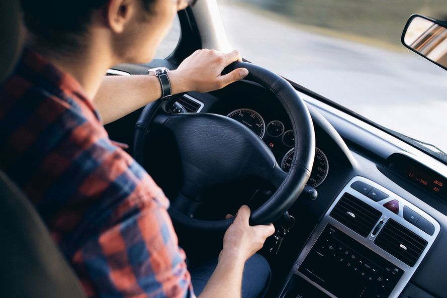Rozmawianie przez telefon podczas jazdy jest niebezpieczne nawet jeśli korzystasz z zestawu głośnomówiącego