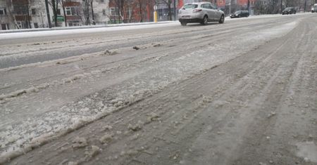 Posypało, popadało, zamarznie. W nocy na ulicach i chodnikach może być ślisko