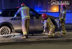 Nietypowa kolizja w Warszawie. Mini cooper zawisł na barierkach