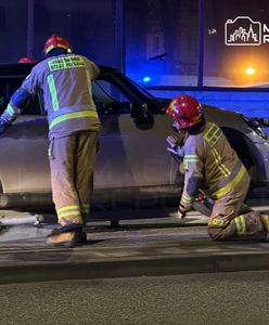 Nietypowa kolizja w Warszawie. Mini cooper zawisł na barierkach