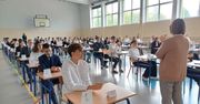 Egzamin ósmoklasisty w Szkole Podstawowej nr 2 w Pruszczu. Uczniowie piszą test i są dobrej myśli