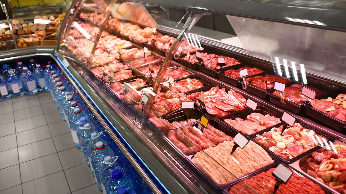 Ceny mięsa w sklepach wyjątkowo niskie. Rolnicy biją na alarm