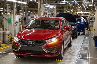 Rosja spełnia obietnicę. Wysłała na Kubę Moskwicze 6