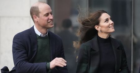Książę William i księżna Kate uśmiechnięci od ucha do ucha. Chyba nie czytali książki Harry'ego